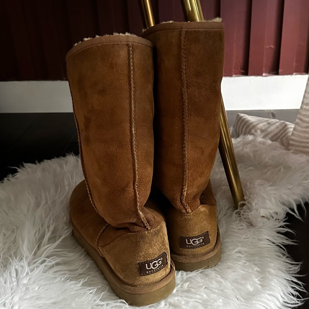 UGG Tall Classic II Shearling fold down sz 8M 9.5W Chestnut